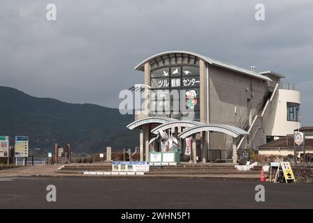 Blick auf die Vorderseite des Arasaki Visitor Centre, Izumi City, Kyushu, Japan (Überwinterungskrane) Stockfoto