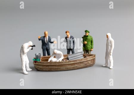 Miniatur People Polizei und Detective arbeiten auf dem Boot Stockfoto