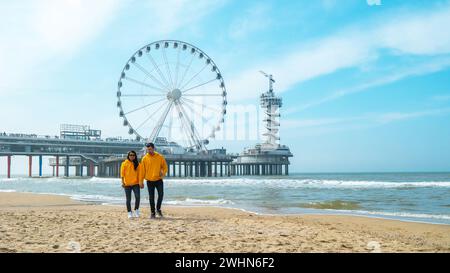 Paare am Strand von Scheveningen Niederlande im Frühling Stockfoto