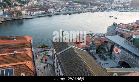 Atemberaubender Blick auf die Altstadt von Porto von oben, rote und orangene Ziegeldächer alte Häuser an einem sonnigen Tag Stockfoto