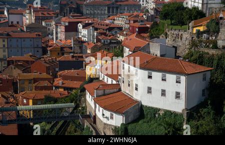 Atemberaubender Blick auf die Altstadt von Porto von oben, rote und orangene Ziegeldächer alte Häuser an einem sonnigen Tag Stockfoto