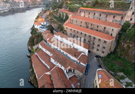 Atemberaubender Blick auf die Altstadt von Porto von oben, rote und orangene Ziegeldächer alte Häuser an einem sonnigen Tag Stockfoto