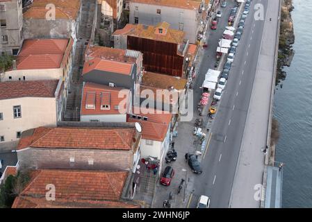 Atemberaubender Blick auf die Altstadt von Porto von oben, rote und orangene Ziegeldächer alte Häuser an einem sonnigen Tag Stockfoto