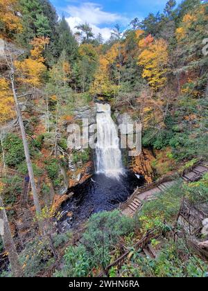 Wunderschöner Blick von oben auf den Hauptwasserfall umgeben von atemberaubendem Herbstlaub in der Nähe von Bushkill Falls, Pennsylvania, USA Stockfoto