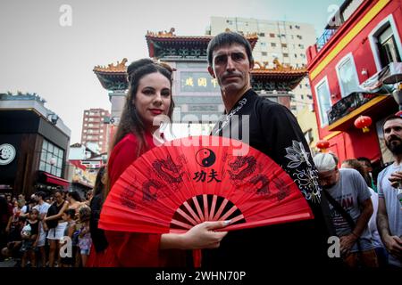 Buenos Aires, Argentinien. Februar 2024. Tänzer posieren für Fotos während der chinesischen Neujahrsfeier. Die Menschen nehmen an der Feier des chinesischen Neujahrs in der Chinatown der Stadt Buenos Aires Teil. Die chinesische Gemeinde Argentiniens begann die Feier der Ankunft des „Holzdrachen“ mit der Feier des Neujahrs 4722. (Foto: Roberto Tuero/SOPA Images/SIPA USA) Credit: SIPA USA/Alamy Live News Stockfoto