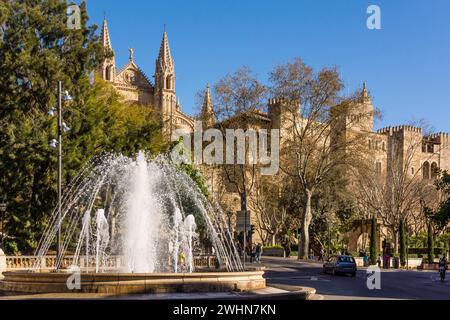 Plaza de la Reina y Palacio Real de La Almudaina Stockfoto