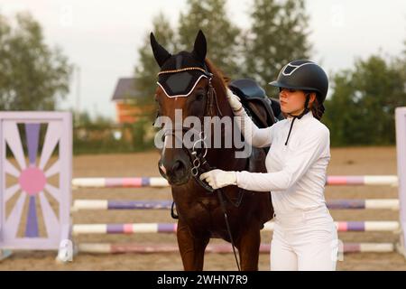 Dressurpferd und Jockeyreiter im Uniformporträt während der Springreitshow. Stockfoto