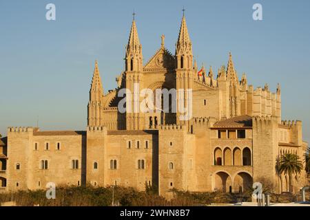 Palacio Reial de la Almudaina y La Seo desde la lonja.La Llotja Stockfoto