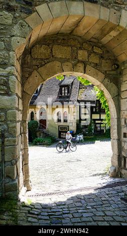 Blick durch einen Bogen mit einem Radfahrer im Kloster Bebenhausen in SchÃ¶nbuch Stockfoto