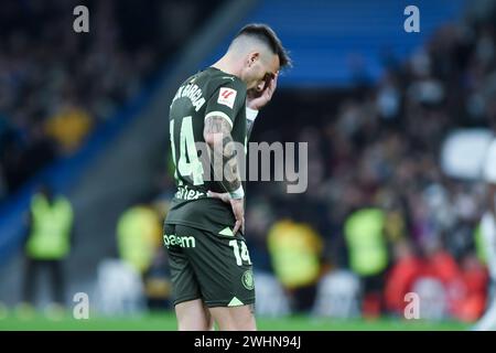 Madrid, Spanien. Februar 2024. Gironas Aleix Garcia reagiert während des Fußballspiels der spanischen Liga (La Liga) zwischen Real Madrid und Girona in Madrid, Spanien, am 10. Februar 2024. Gustavo Valiente/Xinhua/Alamy Live News Stockfoto