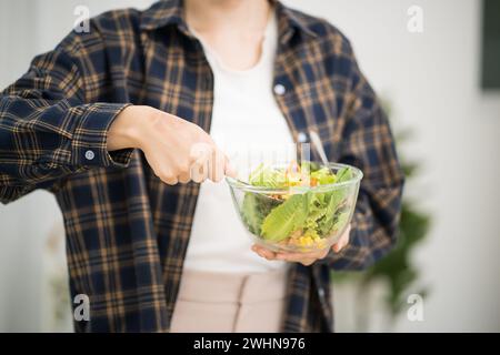 Asiatische Frau Diät Gewichtsverlust Essen frischen hausgemachten Salat gesunde Ernährung Konzept Stockfoto