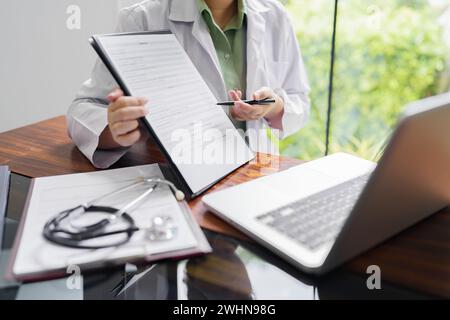 Arzt spricht mit Online-Patienten auf Laptop Online-Beratung Gesundheit Behandlung. Arzttermin zu Hause mit Online-Consu Stockfoto