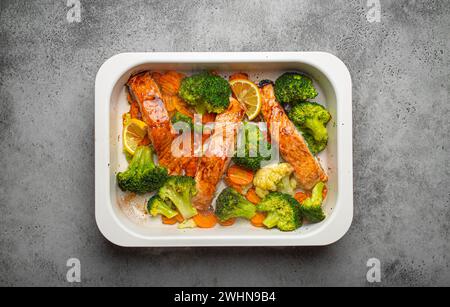 Draufsicht auf gesunde gebackene Fisch Lachs Steaks, Brokkoli, Blumenkohl, Karotten in Auflauf. Ich koche ein leckeres Low-Carb-Dinn Stockfoto