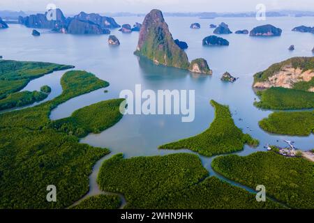 Sametnangshe, Blick auf die Berge in der Phangnga Bay mit Mangrovenwald in der Andamanensee Stockfoto