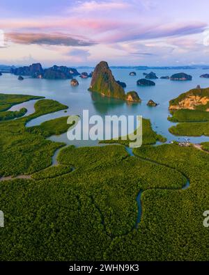 Sametnangshe, Blick auf die Berge in der Phangnga Bay mit Mangrovenwald in der Andamanensee Stockfoto