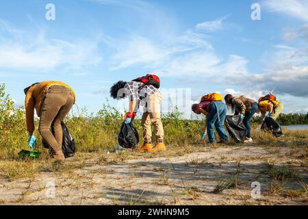 Unity for Nature: Multikulturelle Freiwillige reinigen den Wald Stockfoto