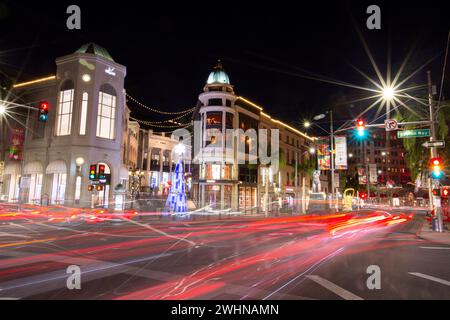 Beverly Hills, Kalifornien, USA - 17. November 2021: Der Weihnachtsverkehr fließt durch das Herz des Einkaufsviertels Rodeo Drive. Stockfoto