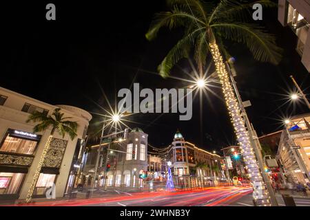 Beverly Hills, Kalifornien, USA - 17. November 2021: Der Weihnachtsverkehr fließt durch das Herz des Einkaufsviertels Rodeo Drive. Stockfoto