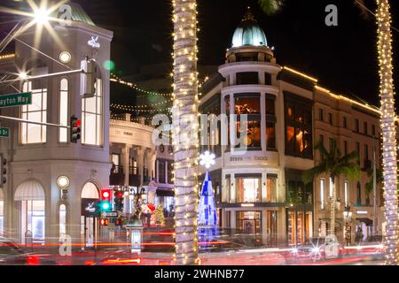 Beverly Hills, Kalifornien, USA - 17. November 2021: Der Weihnachtsverkehr fließt durch das Herz des Einkaufsviertels Rodeo Drive. Stockfoto