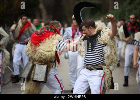 (240211) -- MATULJI, 11. Februar 2024 (Xinhua) -- Menschen in Kostümen nehmen am 10. Februar 2024 an der Glockenklingelparade in Matulji, Kroatien, Teil. (Nel Pavletic/PIXSELL über Xinhua) Stockfoto