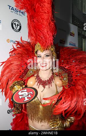 Las Vegas, NV, USA. Februar 2024. Ein Showgirl aus Las Vegas hält eine Halskette mit dem San Francisco 49ers-Logo während der Taste of the NFL im Keep Memory Alive Event Center in Las Vegas, NV. Christopher Trim/CSM (Bild: © Christopher Trim/Cal Sport Media). Quelle: csm/Alamy Live News Stockfoto