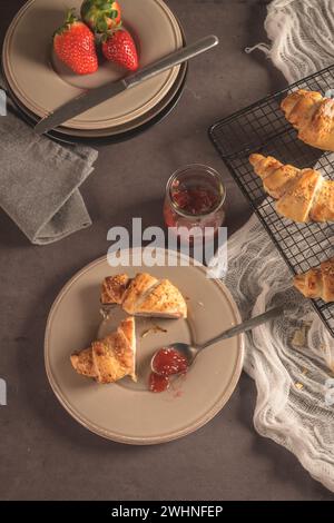 Gebackene Croissants mit Erdbeermarmelade Stockfoto