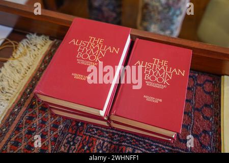 Adelaide, SA Australia 11. Februar 2024: Australische Hymnbücher. Pfarrgemeinden versammeln sich am Sonntag in einem Gottesdienst in North Adelaide. Quelle: amer Gazzal/Alamy Live News Stockfoto