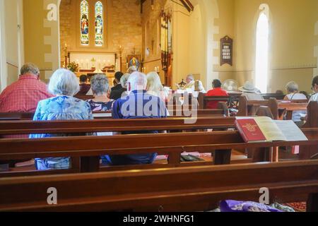 Adelaide, SA Australien 11. Februar 2024 Gemeindemitglieder nehmen an einem Sonntagsgottesdienst in einer Pfarrkirche in North Adelaide Teil. Quelle: amer Gazzal/Alamy Live News Stockfoto