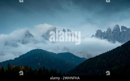 Bewölkte, neblige Berggipfel, die morgens mit Nebel bedeckt sind. Dolomiten-Felsenberge Italien Stockfoto