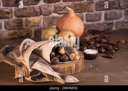 Gebratene Kastanien in einer Papier-Membran Stockfoto