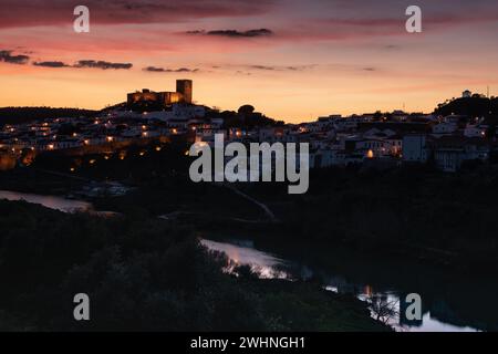 Mertola bei Nacht Stockfoto