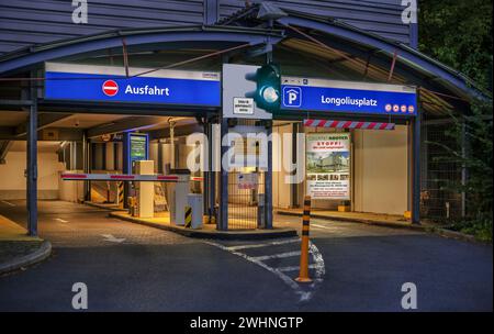 Der ein- und Ausgang eines Parkhauses Stockfoto