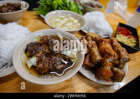 Vietnamesisches Gericht mit gegrilltem Schweinefleisch und Nudeln (Bun Cha) in Hanoi, Vietnam Stockfoto