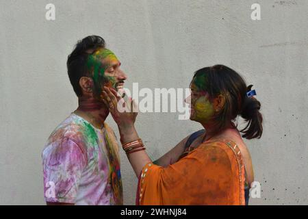 Porträt eines jungen indischen Jungen und Mädchens, der holi spielt. Glückliches Paar genießt das holi-Festival. Porträt eines indischen Paares in holi-Farben. Glücklich Stockfoto