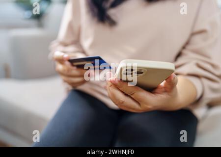 Frau shoppingÂ auf Smartphone mit Kreditkarte für Internet Online-E-Commerce-Shopping Ausgaben Geld Online-Shopping Mobile Stockfoto