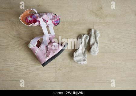 Kinder schmutzige Socken und Schuhe auf dem Boden Stockfoto