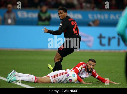 Leverkusen, Deutschland. Februar 2024. Amine Adli aus Leverkusen (R) kämpft um den Ball gegen Noussair Mazraoui aus Bayern München während des Bundesliga-Spiels zwischen Leverkusen und Bayern München im BayArena Stadion. (Endpunktzahl: Bayer Leverkusen 3:0 Bayern München). Quelle: SOPA Images Limited/Alamy Live News Stockfoto