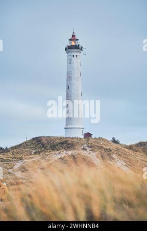 Leuchtturm in den Dünen Dänemarks Stockfoto