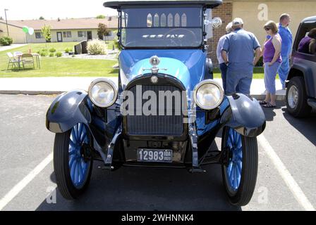 LEWISTON/IDAHO STATE/USA   Senioren im R oyal Plaza Retirement Center Genießen Sie heute am donnerstag, den 16. Mai 2012 Barbeque, hawaiianische Hotdogs und Hamburger sowie eine Oldtimer-Show (FOTO VON DEAN PICTURES) Stockfoto