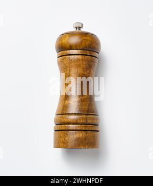 Pfeffermühle aus Holz auf weißem Hintergrund, aus Holz und mit Metallgriff oben Stockfoto