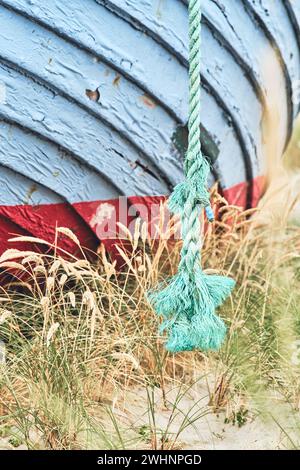 Seil eines alten Fischerbootes, das am Strand in Dänemark liegt Stockfoto