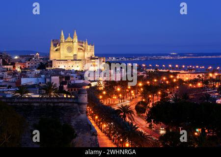 Catedral de Mallorca (S. XIII-s.XX) y Baluard de Sant Pere .Palma.Mallorca.Islas Baleares. EspaÃ±a. Stockfoto