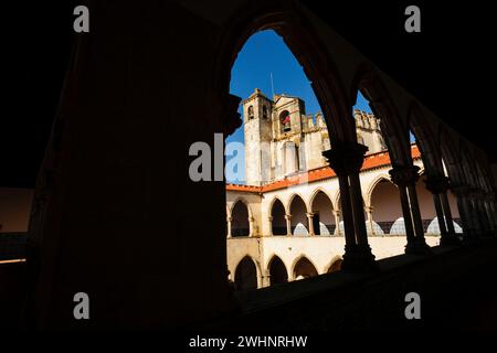 Iglesia enmarcada por las arcadas superiores del claustro do Cemiterio Stockfoto