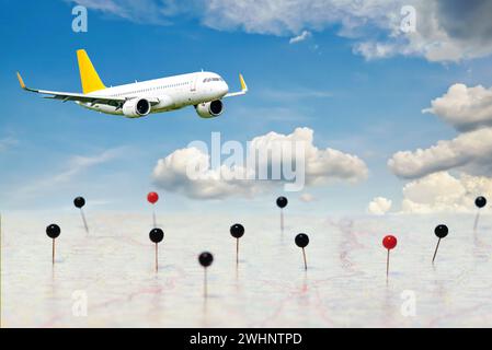 Finden Sie Ihren Weg. Position PIN Markierung auf einer Route, Flugzeug im blauen Himmel mit Wolken fliegen Stockfoto