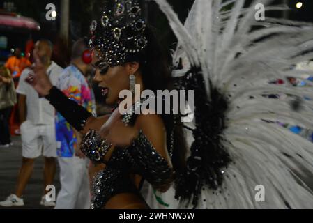 10. Februar 2024, Rio de Janeiro, Rio de Janeiro, Brasilien: RIO DE JANEIRO (RJ), 10.2.2024-CARNAVAL-DESFILE-SAPUCAI-RJ - Konzentration und Beginn der Parade der Samba-Schule Arranco, die an diesem Samstag, 10. (Foto: Fausto Maia/Thenews2/Zumapress) (Foto: © Fausto Maia/TheNEWS2 via ZUMA Press Wire) NUR REDAKTIONELLE VERWENDUNG! Nicht für kommerzielle ZWECKE! Stockfoto