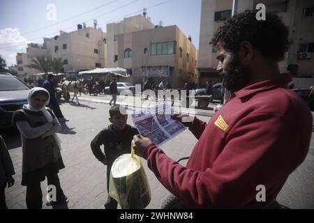 Am 10. Februar 2024 haben israelische Truppen Warnblätter über Rafah im südlichen Gazastreifen abgelegt. Foto: Bashar Taleb apaimages Rafah Gazastreifen palästinensisches Gebiet 100224 Rafah BT 1 0013 Copyright: XapaimagesxBasharxTalebxapaimagesx Stockfoto