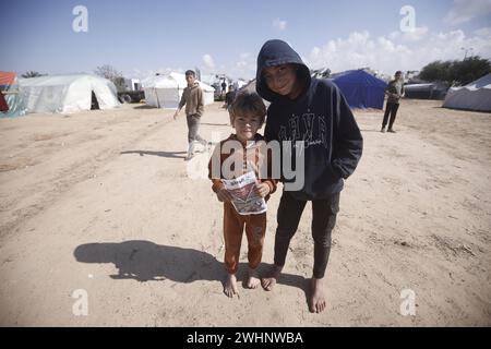 Am 10. Februar 2024 haben israelische Truppen Warnblätter über Rafah im südlichen Gazastreifen abgelegt. Foto: Bashar Taleb apaimages Rafah Gazastreifen palästinensisches Gebiet 100224 Rafah BT 1 001 Copyright: XapaimagesxBasharxTalebxapaimagesx Stockfoto