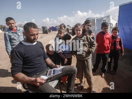 Am 10. Februar 2024 haben israelische Truppen Warnblätter über Rafah im südlichen Gazastreifen abgelegt. Foto: Bashar Taleb apaimages Rafah Gazastreifen palästinensisches Gebiet 100224 Rafah BT 1 006 Copyright: XapaimagesxBasharxTalebxapaimagesx Stockfoto