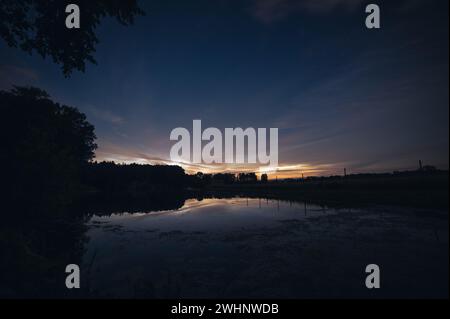 Nächtliche Wolken über dem See in Norddeutschland Stockfoto