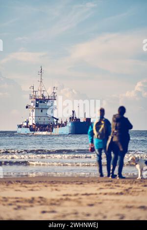 Zuschauer beobachten die Sandauffüllung an der dänischen Küste Stockfoto